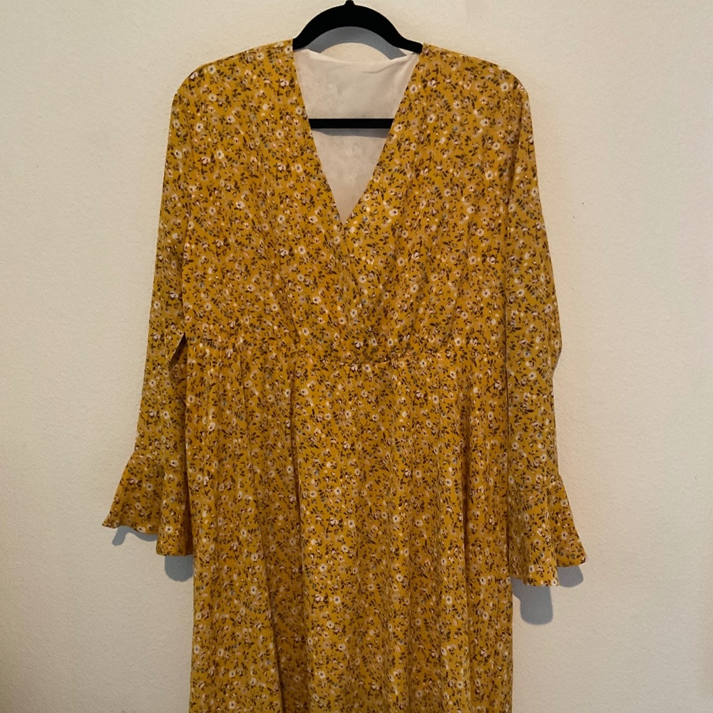 NWT Pretty Floral Yellow Dress Size XXL Bell 3/4 Length Sleeves
